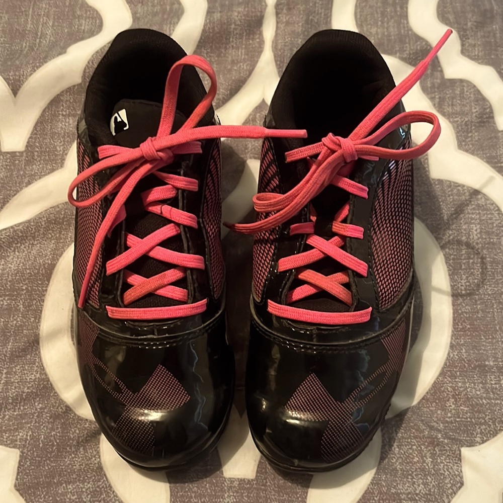 Kids under armour cleats size Y1